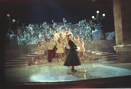Кадр из фильма «Карнавальная Ночь» (1956) Кадр из фильма «Карнавальная Ночь» (1956)