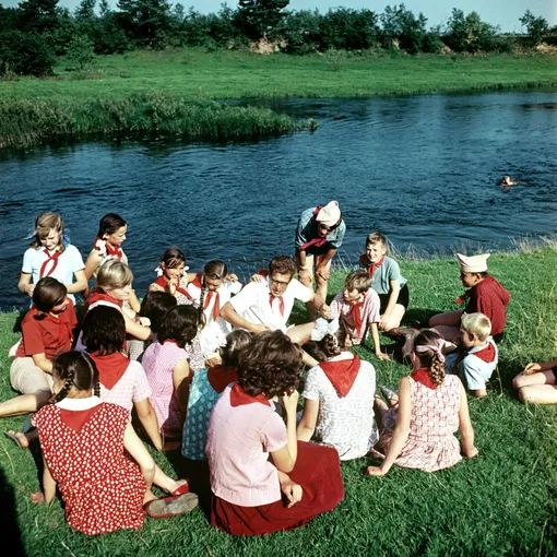 Вожатый Витя с пионерами своего отряда. Пионерский лагерь «Юный моряк». 1960е