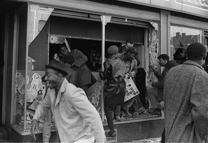 Мародерство на фоне протестов в Чикаго, апрель 1968 года.