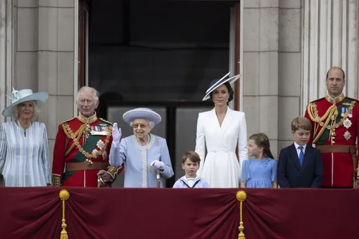 В Великобритании отмечают юбилей правления Елизаветы II: принц Гарри и Меган Маркл уже прилетели, а Кейт Миддлтон появилась в серьгах принцессы Дианы