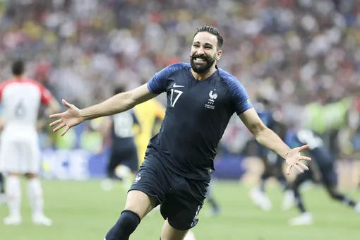 Французы празднуют победу.