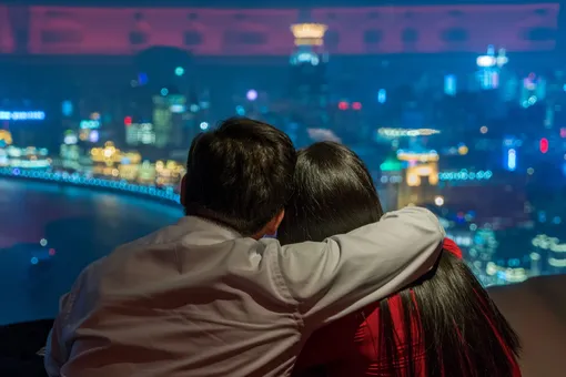 В Китае бездомный мужчина притворялся богачом, убеждая женщин платить за него