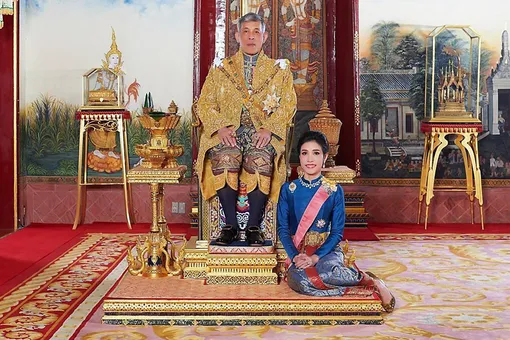 Король Таиланда лишил официального титула свою фаворитку. Она была нелояльна и чересчур амбициозна