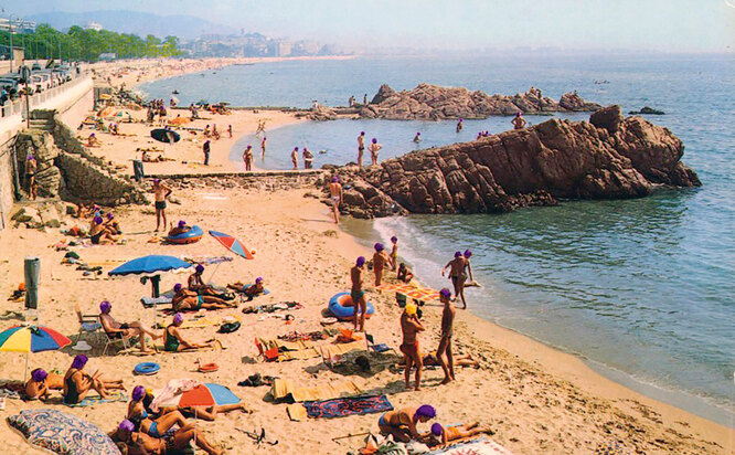 Курорты Бретани, лето 1983 года.На бретонских пляжах в этот год было настоящее столпотворение – считалось, что соль морской воды расщепляет химический элемент, придающий волосам фиолетовый оттенок.