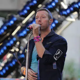 Крис Мартин остановил концерт Coldplay, чтобы вытащить из толпы мальчика. Ребенка переместили в безопасное от давки место у сцены Крис Мартин остановил концерт Coldplay, чтобы вытащить из толпы мальчика. Ребенка переместили в безопасное от давки место у сцены
