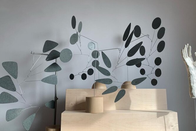 Как украсить дом экологично: художница Алиса Рыжкова создает интерьерные мобили из переработанных материалов