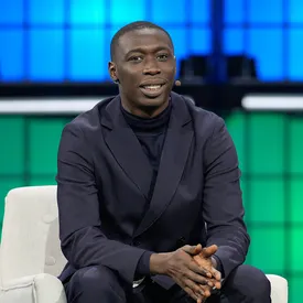 Cамый популярный тиктокер в мире продал права на свой бренд почти за $1 млрд. Сделка предусматривает создание ИИ-двойника