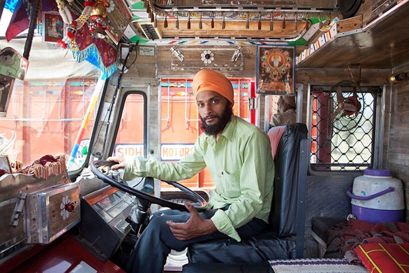 Дальнобой экштейн. Кабина дальнобойщика. Кабина индийского грузовика. Жизнь в кабине. Кабина дальнобойщика внутри