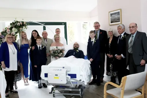 В Британии неравнодушные за два дня организовали свадьбу для мужчины, умирающего от рака, и его возлюбленной