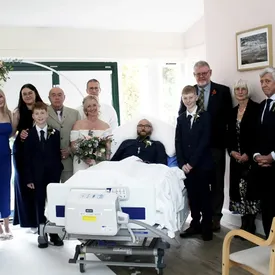 В Британии неравнодушные за два дня организовали свадьбу для мужчины, умирающего от рака, и его возлюбленной