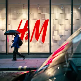 H&M теряет прибыль. На складах компании лежат непроданные вещи на 4 миллиарда долларов H&M теряет прибыль. На складах компании лежат непроданные вещи на 4 миллиарда долларов