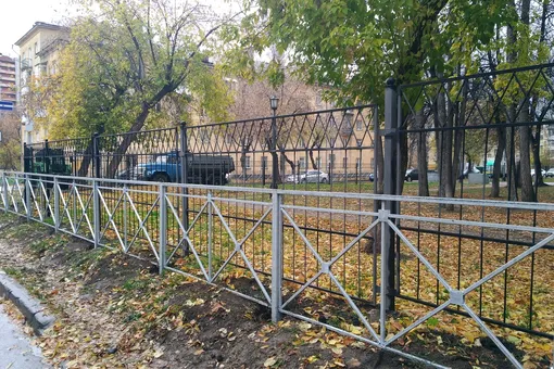 «Мэрия о нас беспокоится»: в Новосибирске появился забор, ограждающий другой забор