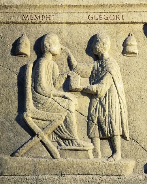 Дневний Рим, II век н. э. Рельеф с изображением офтальмолога, осматривающего пациента.