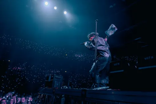 Антоха МС размахивает пакетом с Дедом Морозом. Пакет он купил в переходе перед концертом. Антоха МС размахивает пакетом с Дедом Морозом. Пакет он купил в переходе перед концертом.