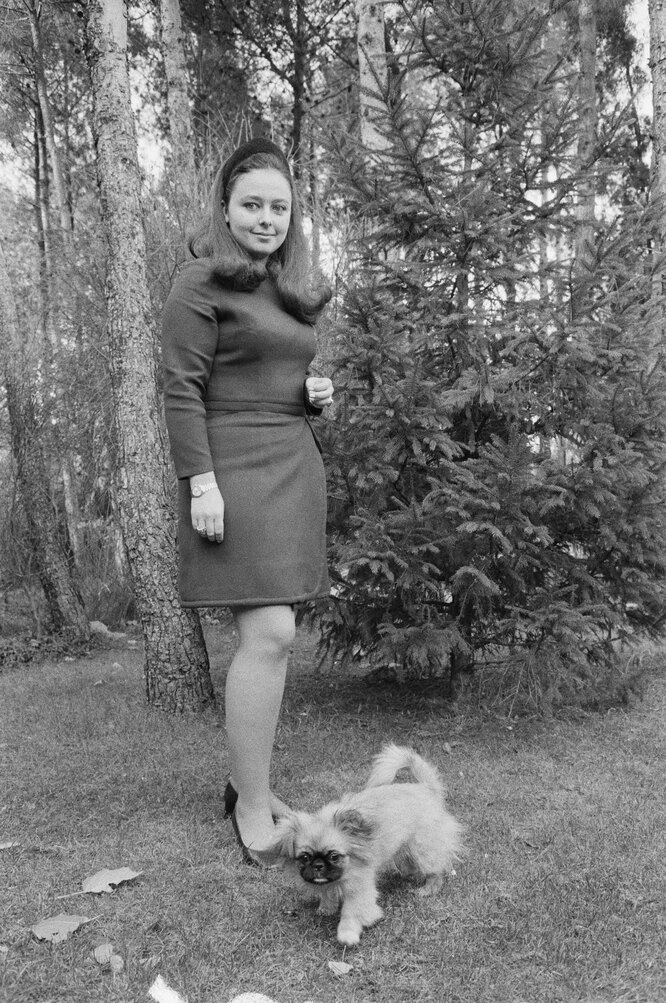 Мария Владимировна Романова с собакой, Великобритания, 17 ноября 1971 года.