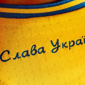 Фразы «Слава Украине!» и «Героям слава!» сделали официальным лозунгом сборной Украины по футболу после претензий УЕФА Фразы «Слава Украине!» и «Героям слава!» сделали официальным лозунгом сборной Украины по футболу после претензий УЕФА