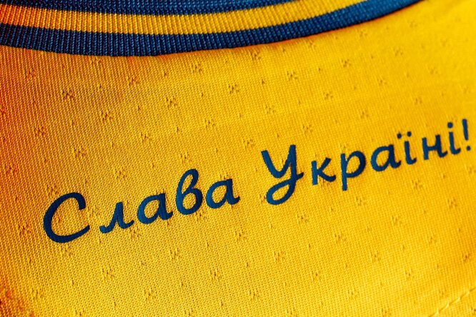 Фразы «Слава Украине!» и «Героям слава!» сделали официальным лозунгом сборной Украины по футболу после претензий УЕФА