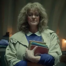 В пятом сезоне «Очень странных дел» сыграла школьная учительница братьев Даффер