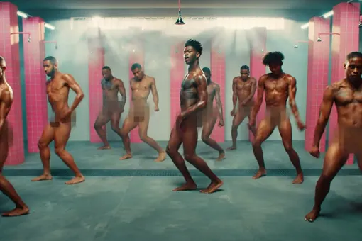 Lil Nas X выпустил новый клип. В нем рэпер попадает в тюрьму и голым танцует с другими заключенными