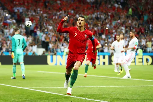 Криштиану Роналду отмечает свой гол в ворота сборной Испании. 15 июня в Сочи португалец сделал первый хет-трик чемпионата мира, забив сначала с пенальти, потом — дальним ударом, а третий гол — со штрафного. Игра с Испанией завершилась со счетом 3:3.