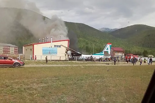 В Бурятии пассажирский самолет выехал за пределы полосы и загорелся. Два человека погибли