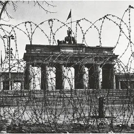 Берлинская стена — символ и линия фронта холодной войны: вспоминаем ее историю