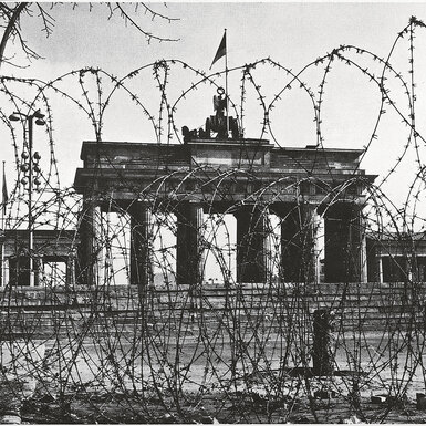 Ровно 32 года назад пала Берлинская стена — символ и линия фронта холодной войны: вспоминаем ее историю