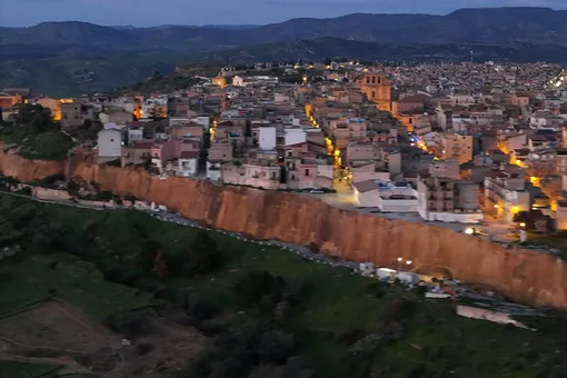 Сицилийский город оказался на краю обрыва из-за оползня Сицилийский город оказался на краю обрыва из-за оползня