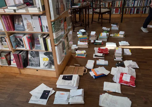 Hessen, Frankfurt/Main: Ready-Made Book Orders Lie On The Floor Of The Authors' Bookshop Marx & Co In Frankfurt's Westend. The Shop Is Closed In The Corona Crisis, But Orders Are Accepted And Delivered In The Immediate Vicinity. DPA/Legion Media