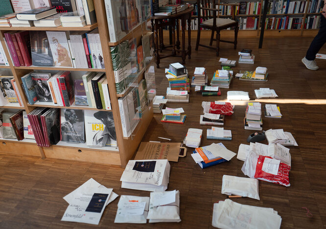 Hessen, Frankfurt/Main: Ready-Made Book Orders Lie On The Floor Of The Authors' Bookshop Marx & Co In Frankfurt's Westend. The Shop Is Closed In The Corona Crisis, But Orders Are Accepted And Delivered In The Immediate Vicinity. DPA/Legion Media