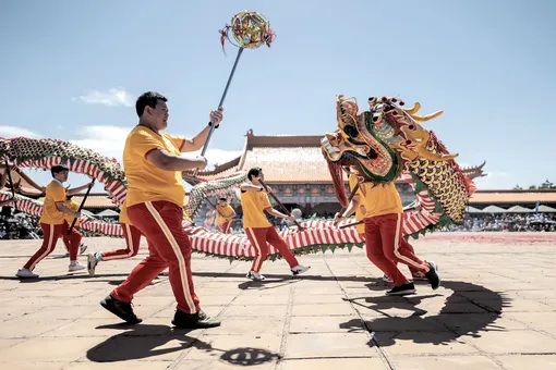 Танец дракона — древний символ китайского нового года. Бронкхорстспрут, ЮАР