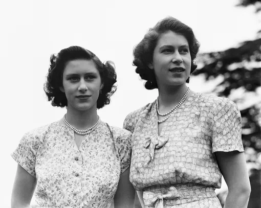 Королева Елизавета II с сестрой принцессой Маргарет, 1946