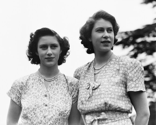 Королева Елизавета II с сестрой принцессой Маргарет, 1946