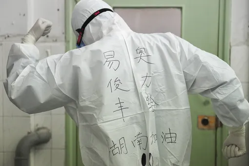 В одной из импровизированных больниц в китайском Ухане устроили танцы для пациентов с коронавирусом