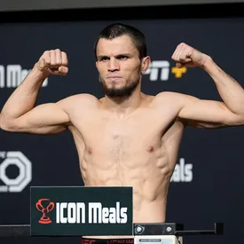 Умар Нурмагомедов победил Кори Сэндхагена в главном бою турнира UFC