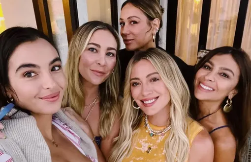 Участницы группового чата с Хилари Дафф