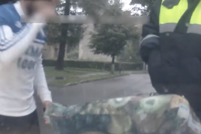 В Калининградской области задержали мужчину, который нес более килограмма конопли в подарок супруге В Калининградской области задержали мужчину, который нес более килограмма конопли в подарок супруге