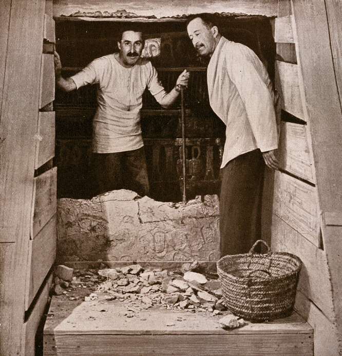 Говард Картер и Лорд Карнаврон на входе в гробницу Тутанхамона, Долина Царей, Египет, 1922 год.