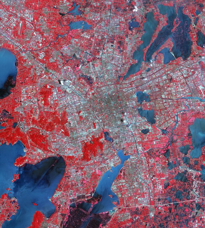 Suzhou is one of the largest cities in East China. It sits at the base of the Yangtze River and has become one of China’s main economic centers. This image combines satellite imagery from NASA’s Landsat satellite taken in 1984 and an ASTER image from 2015. The combination shows how the city grew from 900,000 people in 1990 to 5.3 million in 2017.PHOTOGRAPH: NASA/METI/AIST