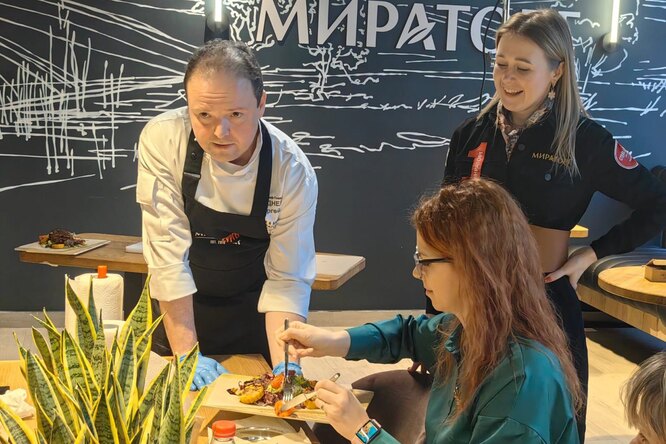 Шеф-повар Сергей Гриднев провел мастер-класс по приготовлению бургеров ...