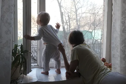 В Томске 6-летняя девочка выпала из окна четвертого этажа. А потом отряхнулась от снега и пошла домой