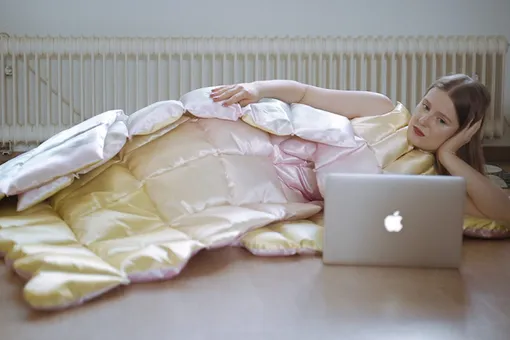 Дизайнер придумала одежду из одеял и подушек — идеальный наряд для видеозвонков во время карантина