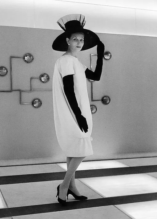 Модель в платье-коконе Givenchy, 1960-е