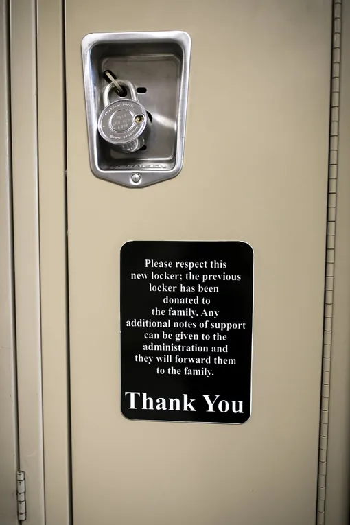 «Пожалуйста, не ломайте этот шкафчик. Прежний шкафчик был отдан во владение семье погибшего. Ваши пожелания вы можете передать в администрацию школы. Спасибо».