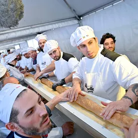 Французские пекари испекли багет длиной 140 метров и наконец побили мировой рекорд, установленный итальянцами