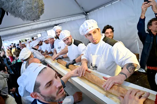 Французские пекари испекли багет длиной 140 метров и наконец побили мировой рекорд, установленный итальянцами