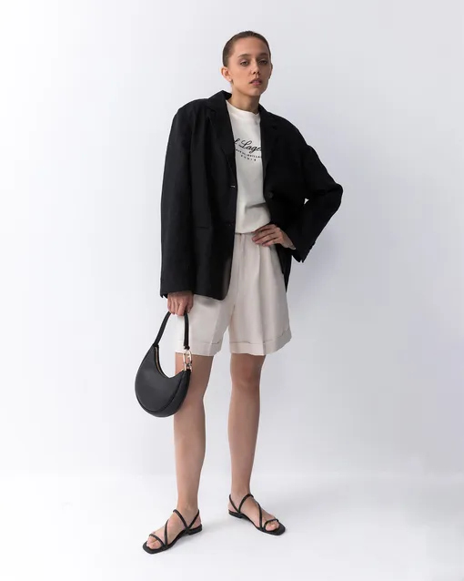 Жакет Marc O’Polo, шорты Woolrich, свитшот Karl Lagerfeld, обувь Marc O’Polo, сумка FURLA