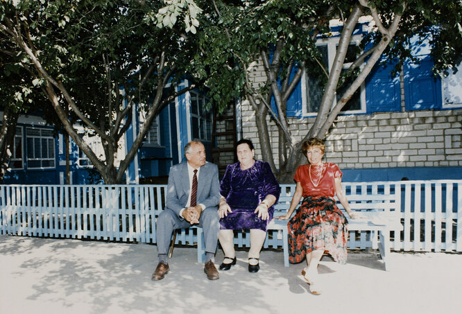 Михаил Горбачев с мамой Марией Пантелеевной в родном селе Привольном Mikhail Gorbachev with family in the village of PrivolnoieRaissa, Mikhail and Mikhail's mother Maria in the village of Privolnoie, Caucasus region.The village of Privolnoie was the birthplace of Mikhail Gorbachev. SHONE/Gamma-Rapho via Getty Images