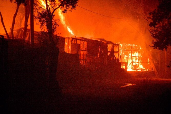 На греческом острове Лесбос сгорел крупнейший лагерь мигрантов, где содержались более 13 тысяч человек