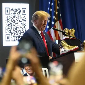 Дональд Трамп запустил линию золотых кроссовок после суда о мошенничестве, где его оштрафовали на $355 млн